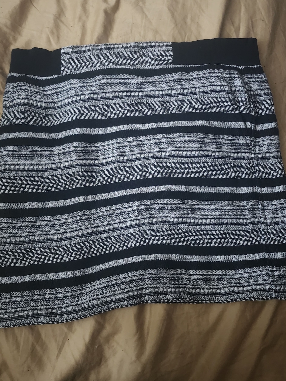 Lou & Grey Black & White Patterned Knit Mini Skirt